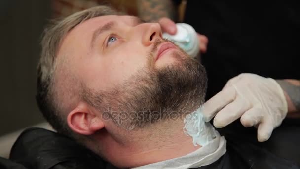 Männerfrisuren und -frisuren im Friseursalon oder Friseursalon. Mann Friseur macht Haarschnitt Bart erwachsene Männer im Männer-Friseursalon. - Filmmaterial, Video