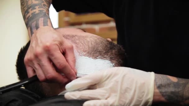 Peinado y corte de pelo para hombres en una peluquería o peluquería. Hombre peluquero haciendo corte de pelo barba hombres adultos en la peluquería de los hombres
. - Metraje, vídeo