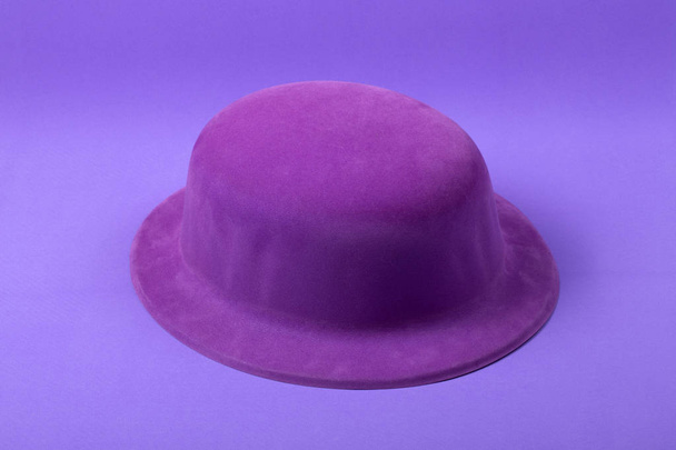 Cappello viola su sfondo viola
 - Foto, immagini