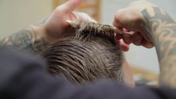 Peinado y corte de pelo para hombres en una peluquería o peluquería. Hombre peluquero haciendo corte de pelo barba hombres adultos en la peluquería de los hombres
. - Metraje, vídeo