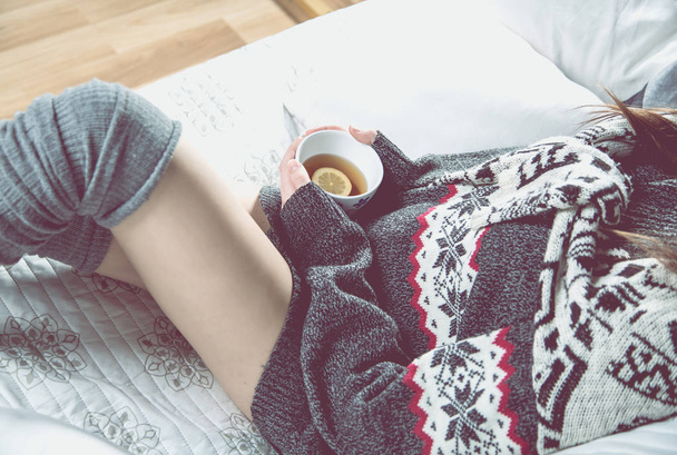 Chica es relajarse en el sofá con té, concepto acogedor invierno
 - Foto, imagen