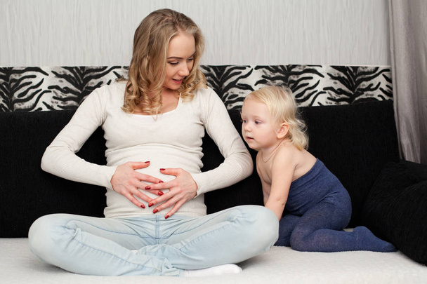 Belly terhes anyák keresi lánya - Fotó, kép