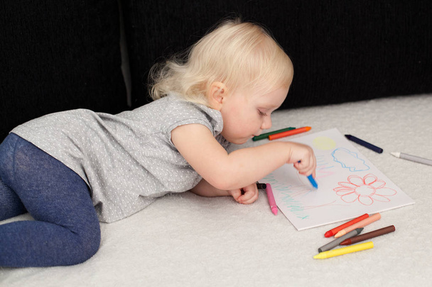 Little girl is drawing - Photo, Image