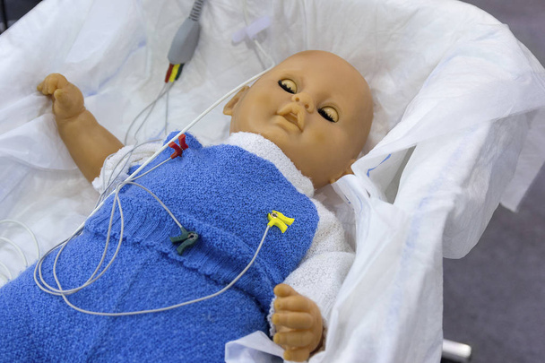 Maniquí infantil con sensores conectados. Equipos médicos
 - Foto, imagen