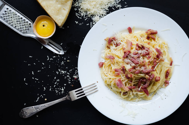 Pasta carbonara. Espaguetis con tocino y queso parmesano
. - Foto, imagen