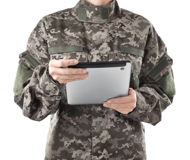 Soldier holding tablet - Фото, зображення