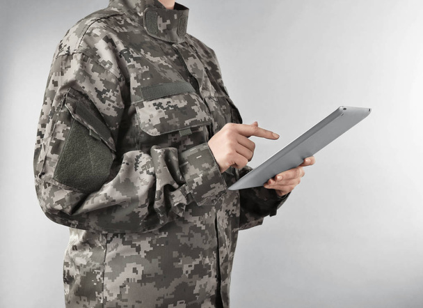 Soldier holding tablet - Foto, immagini