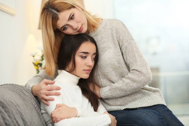 woman hugging depressed friend - Foto, afbeelding