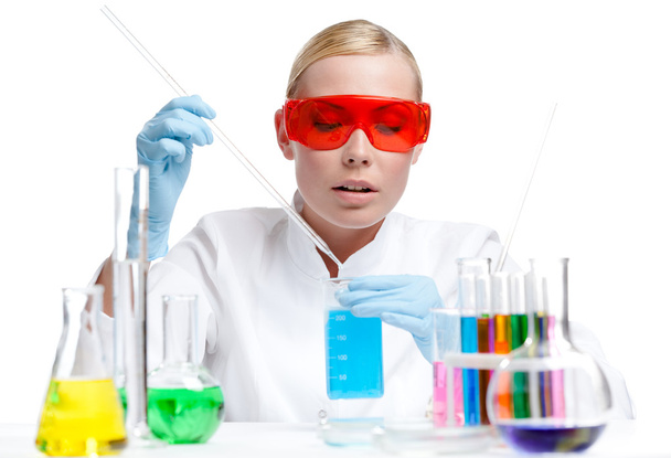 Female doctor analyzes some liquids - Foto, afbeelding