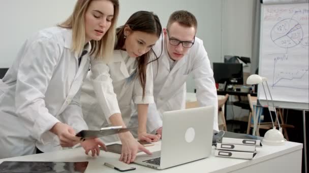 Lääkärit joukkue käyttää kannettavaa toimistossa
 - Materiaali, video
