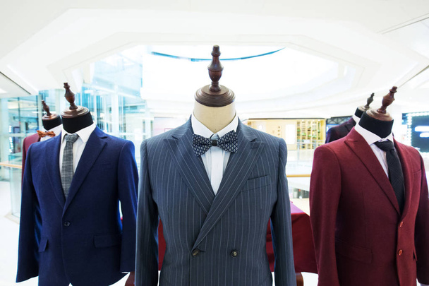trajes de hombre de negocios en los modelos en el centro comercial
 - Foto, Imagen