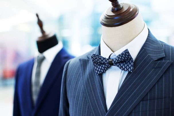 trajes de hombre de negocios en los modelos en el centro comercial
 - Foto, imagen