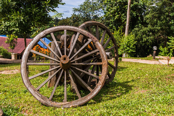 Stará pevnost Bluff vůz dřevěné kolo jako dekorace na zahradu - Fotografie, Obrázek