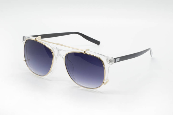 moderne modische Sonnenbrille isoliert auf weißem Hintergrund, Glas - Foto, Bild