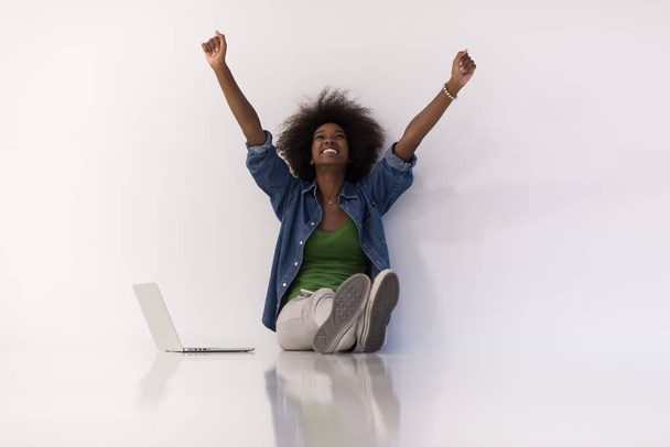 african american woman sitting on floor with laptop - Foto, Imagem