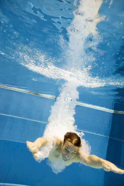 Vista submarina de un hombre saltando al agua
 - Foto, Imagen
