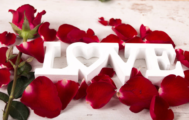 概念のバレンタインの日、赤いバラとテキスト愛  - 写真・画像
