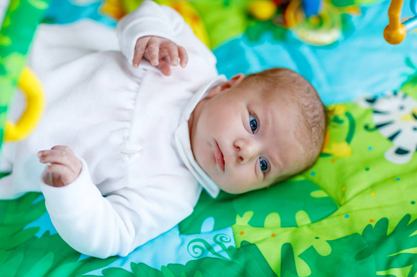 Ładny noworodek noworodka gry na siłowni kolorowe zabawki - Zdjęcie, obraz