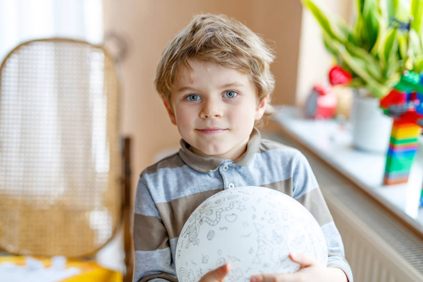 Petit garçon blond d'âge préscolaire avec ballon gonflable
 - Photo, image
