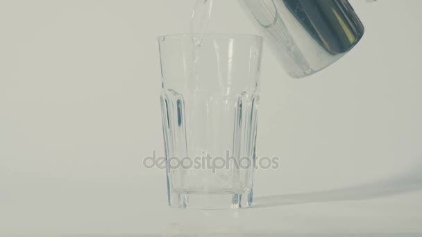 Gieten van water in het glas uit een pot - Video