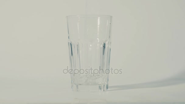 Verter agua en un vaso - Imágenes, Vídeo