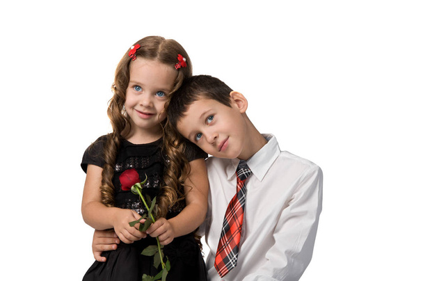 mały chłopiec trzyma różę. Valentine's Day. Dzień matki - Zdjęcie, obraz