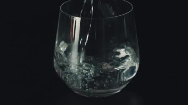 Verter la bebida en un vaso
 - Metraje, vídeo