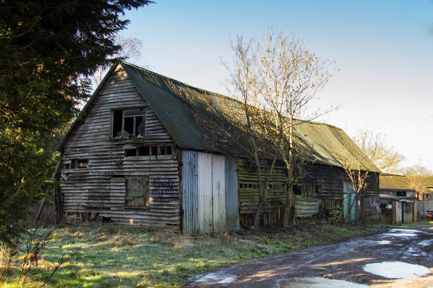 Vecchio derelitto fienile di legno vuoto in campagna
 - Foto, immagini
