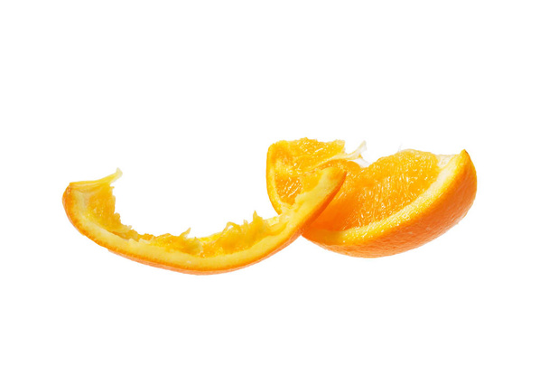 Τρώγονται φέτα πορτοκάλι σε λευκό φόντο - Φωτογραφία, εικόνα