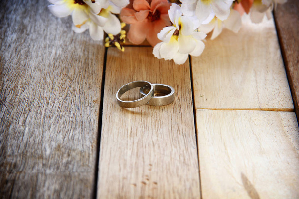 par de anillos de boda
 - Foto, Imagen