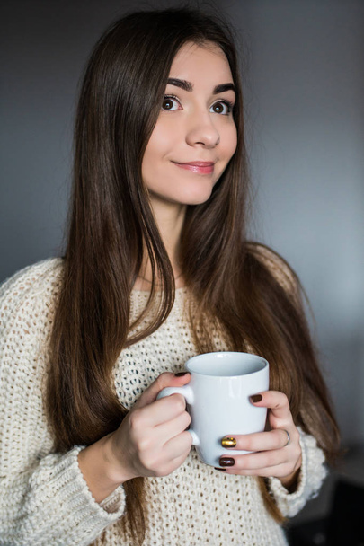 Молода приваблива жінка п'є каву
  - Фото, зображення
