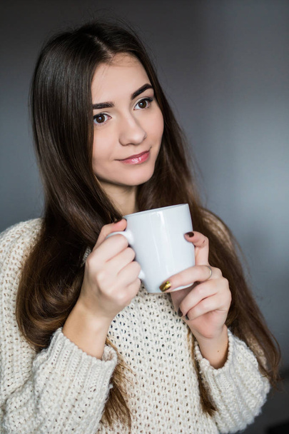 若い美しさ女性コーヒーを飲む  - 写真・画像