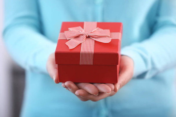 Woman holding gift box - Foto, afbeelding