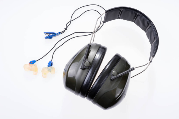 Fones de ouvido protetores de trabalho isolados
 - Foto, Imagem