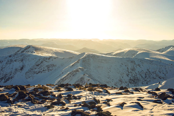maestoso paesaggio invernale di montagne innevate con cielo azzurro chiaro
 - Foto, immagini