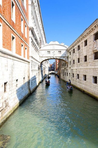 el Puente de los Suspiros en Venecia
 - Foto, Imagen