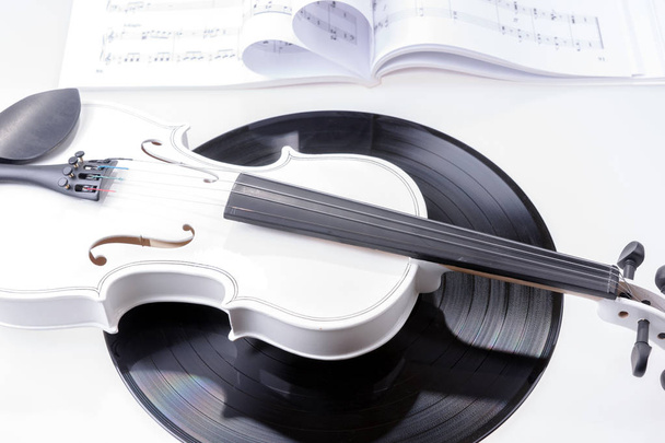 Белая скрипка и чёрная пластинка изолированы
 - Фото, изображение