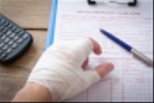 Mão ferida preenchendo um formulário de pedido de seguro
 - Foto, Imagem