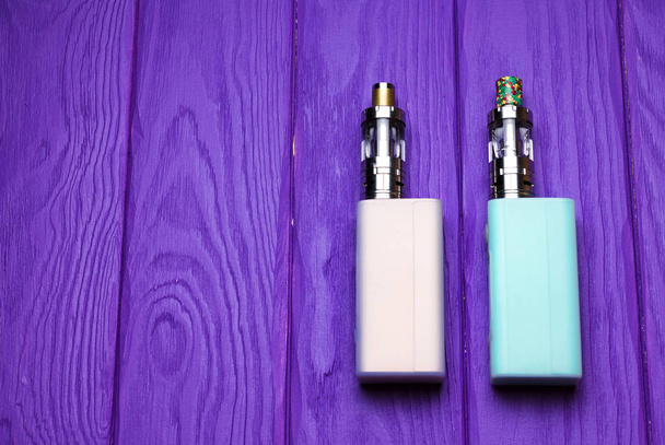 dois e-cigarro (cigarro eletrônico, vape) no backgro de madeira
 - Foto, Imagem