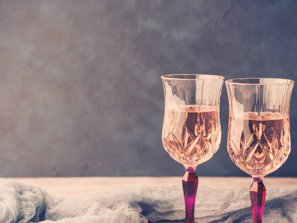 Twee roze stemmed bril met champagne - Foto, afbeelding