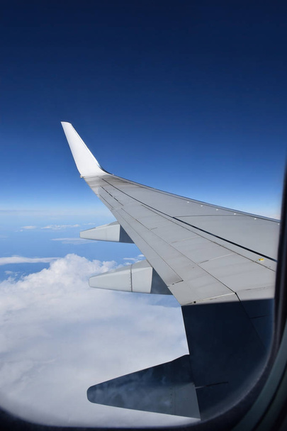 крило літака і хмарний пейзаж
 - Фото, зображення