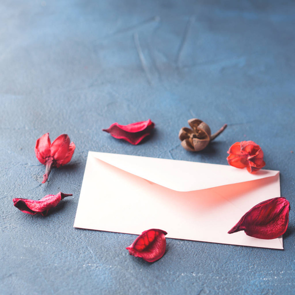 ロマンチックな愛の手紙のピンクの封筒 - 写真・画像