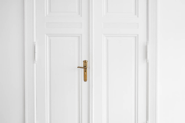 подвійні двері крила зі старою ручкою дверей
  - Фото, зображення