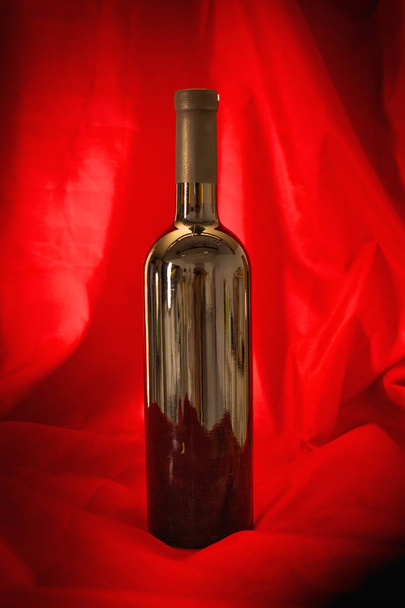 bir şişe şarap ve cam masanın üzerine - Fotoğraf, Görsel