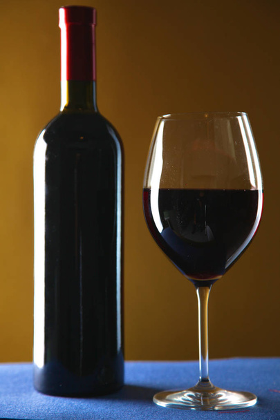 пляшка вина і скла на столі
 - Фото, зображення