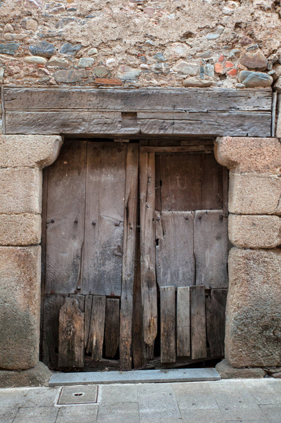 Старі двері сільського будинку
 - Фото, зображення