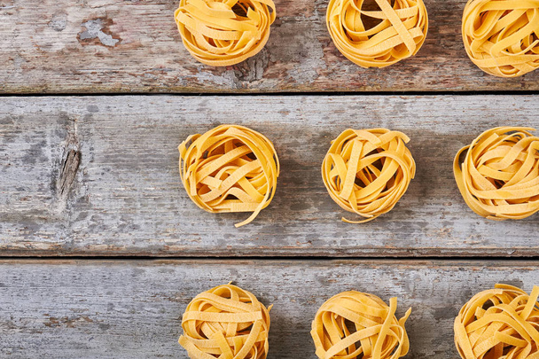 Espaguetis tagliatelle en forma de bola
. - Foto, imagen