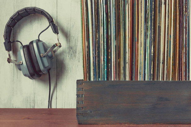 Παλιούς δίσκους βινυλίου και ακουστικά - Φωτογραφία, εικόνα