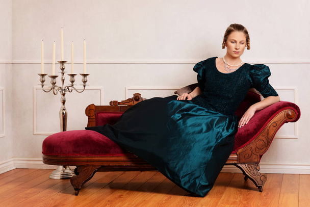 victorian woman on fainting couch - Foto, Bild