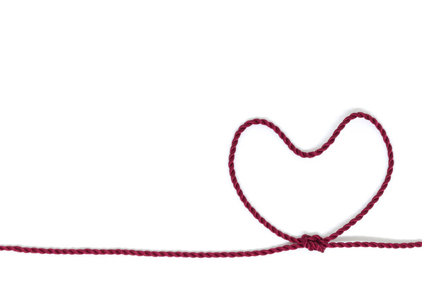 Knot w kształcie serca, na lina na białym tle  - Zdjęcie, obraz
